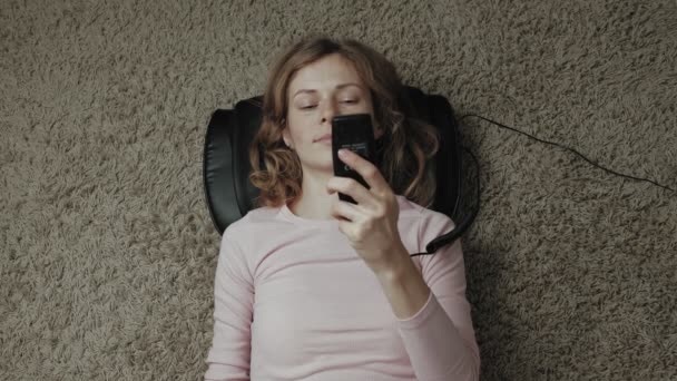 Una donna usa un massaggiatore — Video Stock