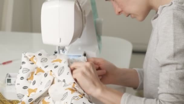 Woman seamstress sewing on a sewing machine — Stock Video