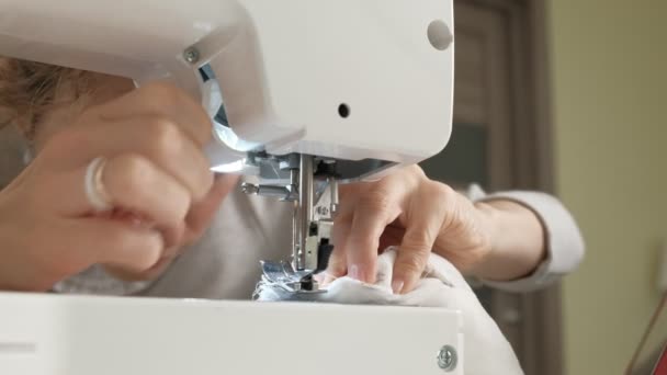 Жіноча швачка шиття на швейній машинці — стокове відео