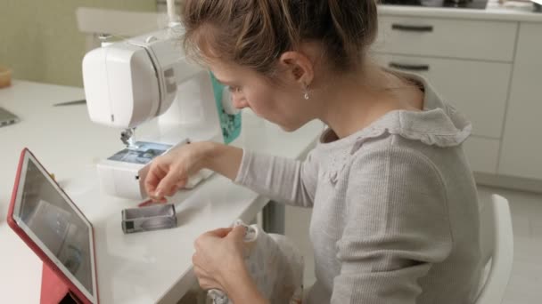 Costureira mulher costura em uma máquina de costura — Vídeo de Stock