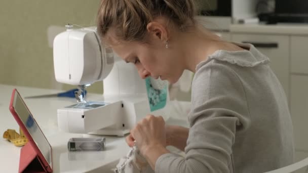 Mujer costurera en una máquina de coser — Vídeos de Stock