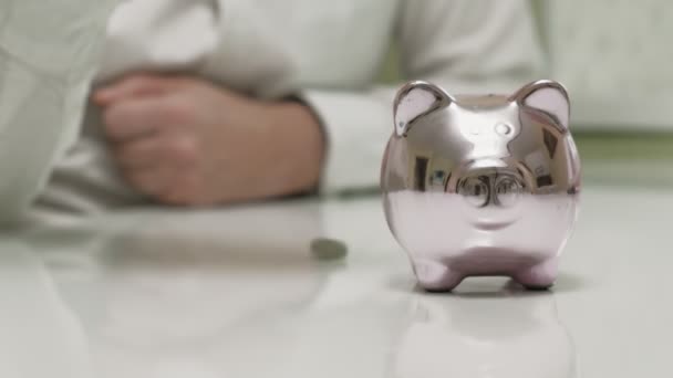 Свинячий банк рожева свиня. Інвестиції та бізнес. Чоловік і гроші — стокове відео