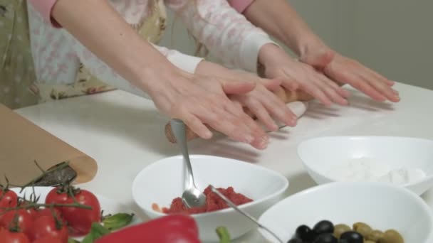 Приготування піци на домашній кухні — стокове відео