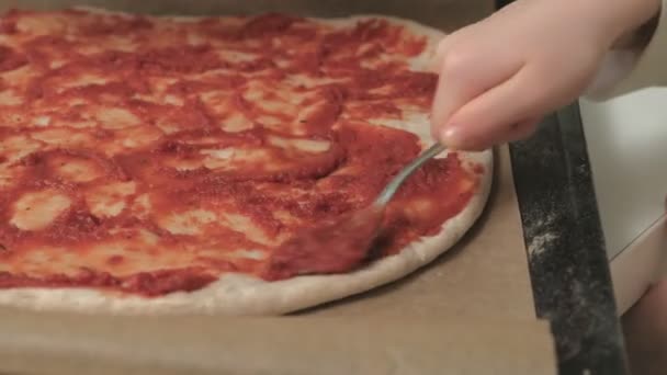 Cozinhar pizza na cozinha da casa — Vídeo de Stock