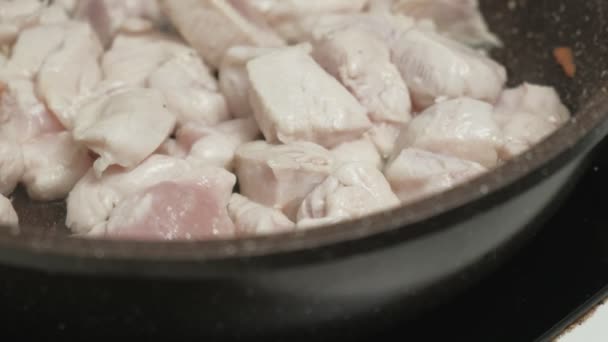 Смажити м'ясо на сковороді . — стокове відео