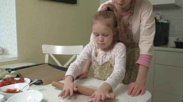 Matlagning pizza i köket — Stockvideo