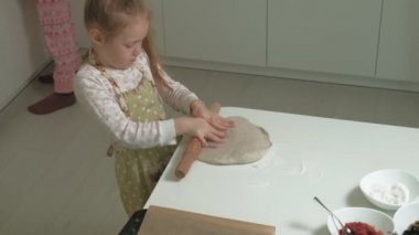 Ev mutfağında pizza pişirmek.