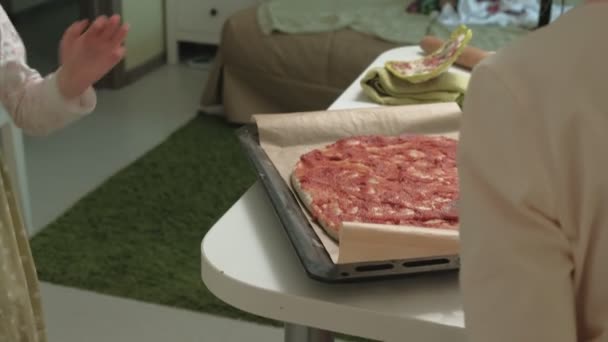 Готовить пиццу на домашней кухне — стоковое видео