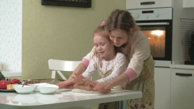 Ev mutfağında pizza pişirmek.