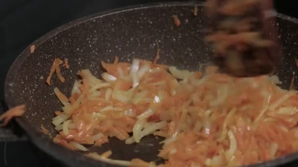 Freír verduras en una sartén. Primer plano — Vídeos de Stock
