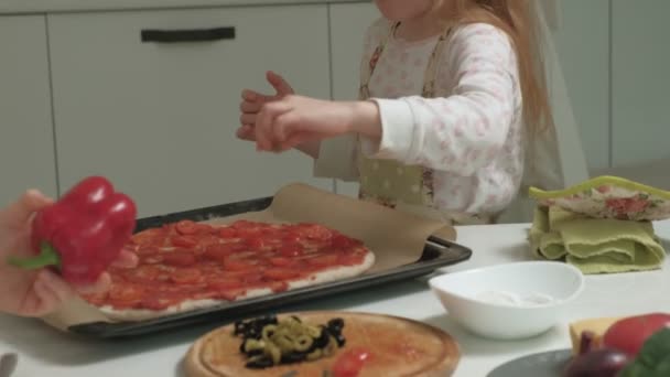 Готовить пиццу на домашней кухне — стоковое видео