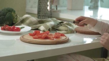 Ev mutfağında pizza pişirmek.