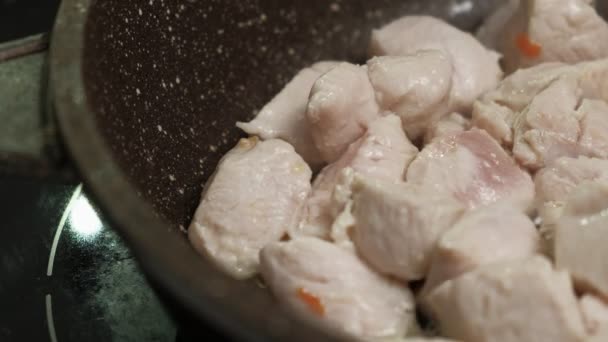 Смажити м'ясо на сковороді . — стокове відео