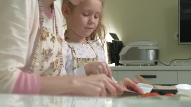 Cozinhar pizza na cozinha da casa — Vídeo de Stock