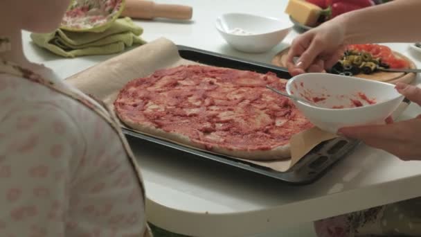 Μαγειρική πίτσα στην κουζίνα του σπιτιού — Αρχείο Βίντεο