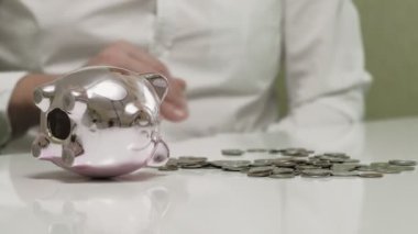 Domuz kumbarası pembe domuz. Yatırımlar ve iş. İnsan ve para