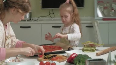 Ev mutfağında pizza pişirmek.