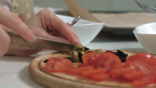 Pizza kochen in der heimischen Küche — Stockvideo
