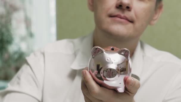 貯金箱のピンクの豚。投資とビジネス。男とお金 — ストック動画