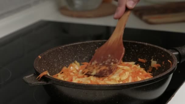 Faire frire les légumes dans une poêle. Gros plan — Video