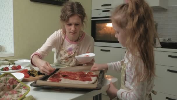 Matlagning pizza i köket — Stockvideo