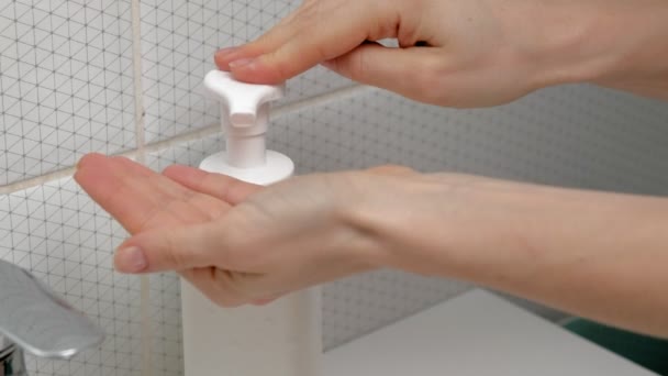 Мужчина моет руки с мылом в ванной. Гигиена — стоковое видео
