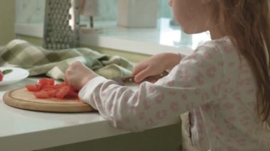 Ev mutfağında pizza pişirmek.