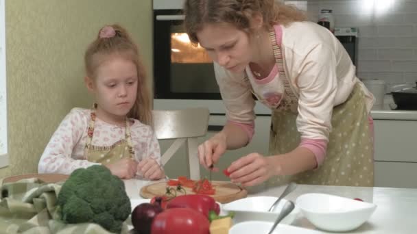 Cocinar pizza en la cocina casera — Vídeo de stock