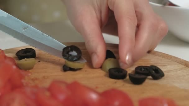 Cocinar pizza en la cocina casera — Vídeos de Stock