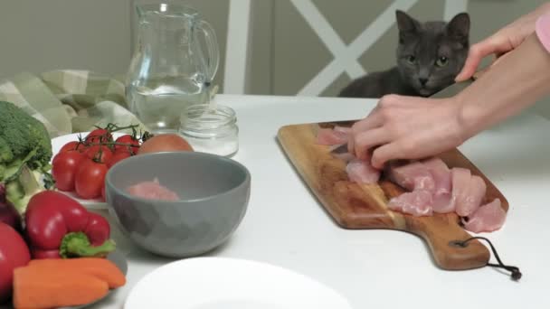 Corte de carne no tabuleiro . — Vídeo de Stock