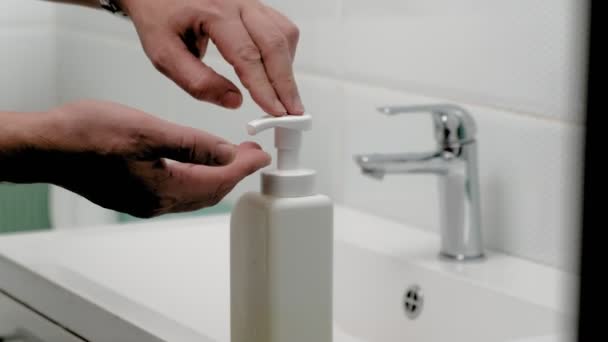 화장실에서 비누 로손을 씻는 사람 이 있다. 위생 — 비디오