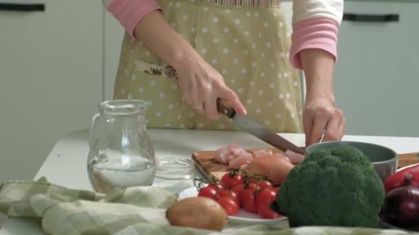 Découpe de viande sur la planche . — Video