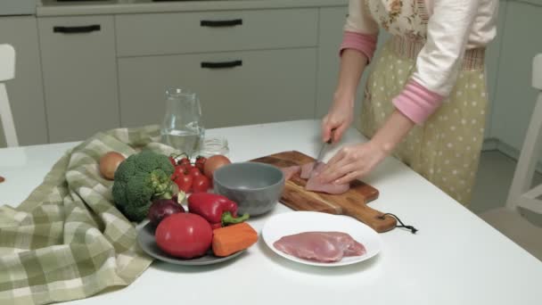 Corte de carne en el tablero . — Vídeo de stock