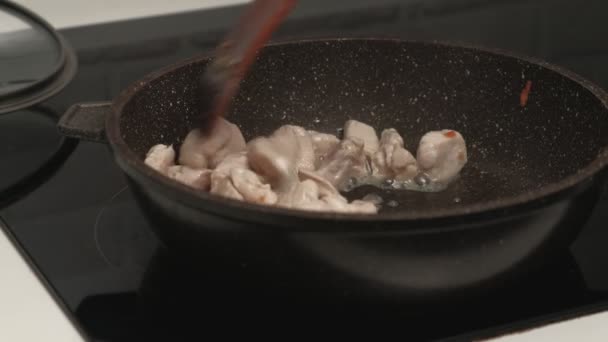 フライパンで肉を炒める. — ストック動画