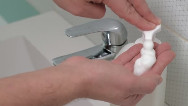 Egy férfi szappannal mossa a kezét a fürdőszobában. Higiénia — Stock videók