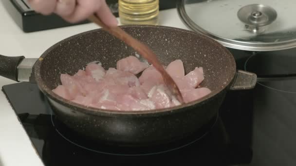 フライパンで肉を炒める. — ストック動画