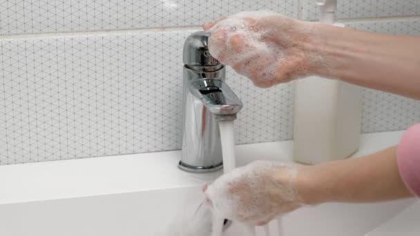Un uomo si lava le mani con il sapone in bagno. Igiene — Video Stock