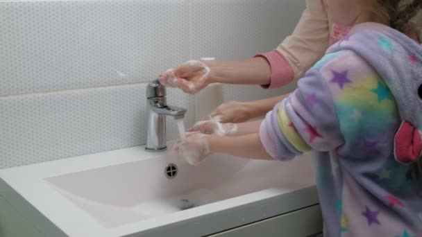 Un homme se lave les mains avec du savon dans la salle de bain. Hygiène — Video