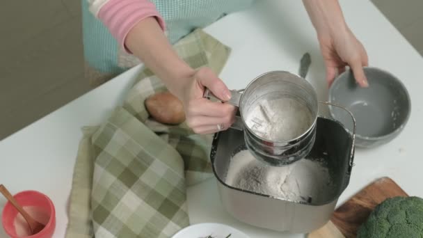 Matlagning pizza i köket — Stockvideo