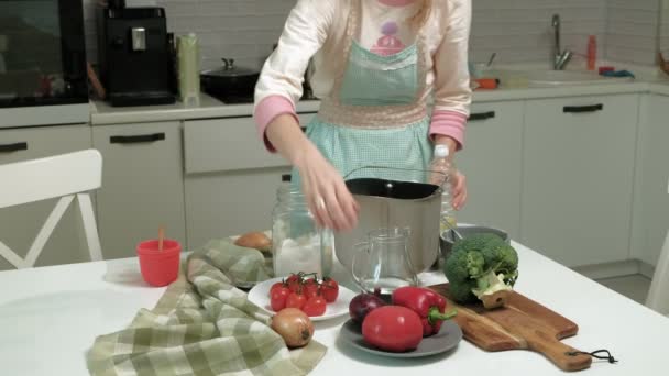 Pizzát főzni az otthoni konyhában — Stock videók