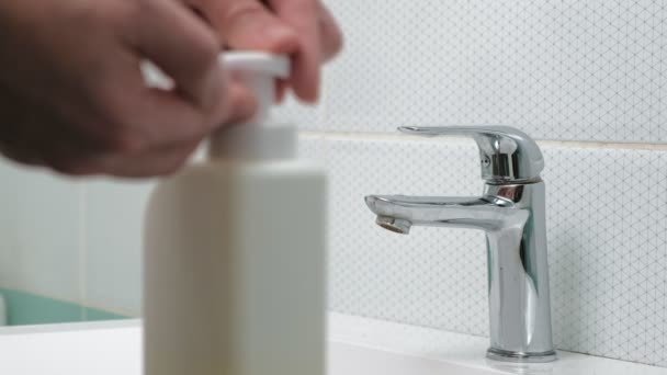 Un hombre se lava las manos con jabón en el baño. Higiene — Vídeos de Stock