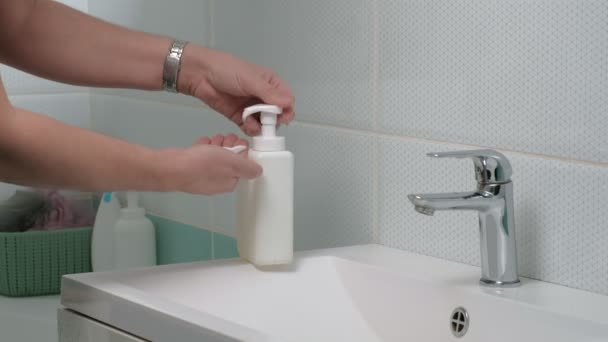 En man tvättar händerna med tvål i badrummet. Hygien — Stockvideo