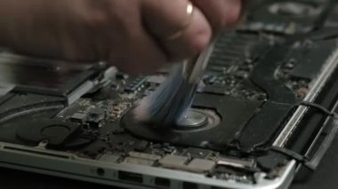 Laptop tamiri. Mikroçipler kapansın