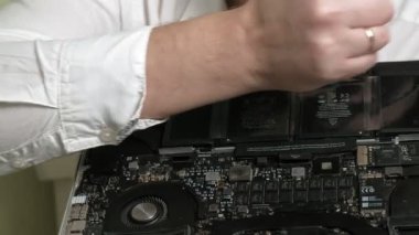 Laptop tamiri. Mikroçipler kapansın