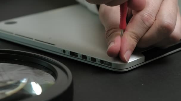 Laptop reparatie. Microchips van dichtbij — Stockvideo