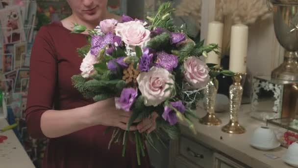 Blomsterhandlarens verk. Skapa en blombukett — Stockvideo