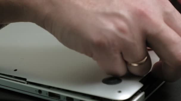Oprava notebooku. Mikročipy zavřít — Stock video