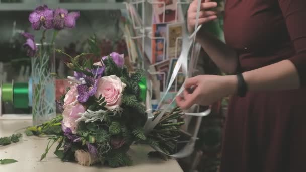O trabalho da florista. Criando um buquê de flores — Vídeo de Stock