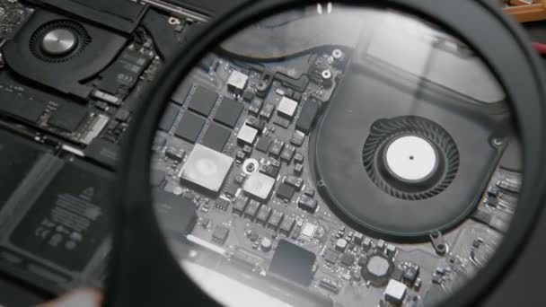 Laptop reparatie. Microchips van dichtbij — Stockvideo