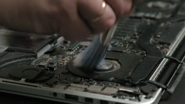 Perbaikan laptop. Mikrochip menutup — Stok Video